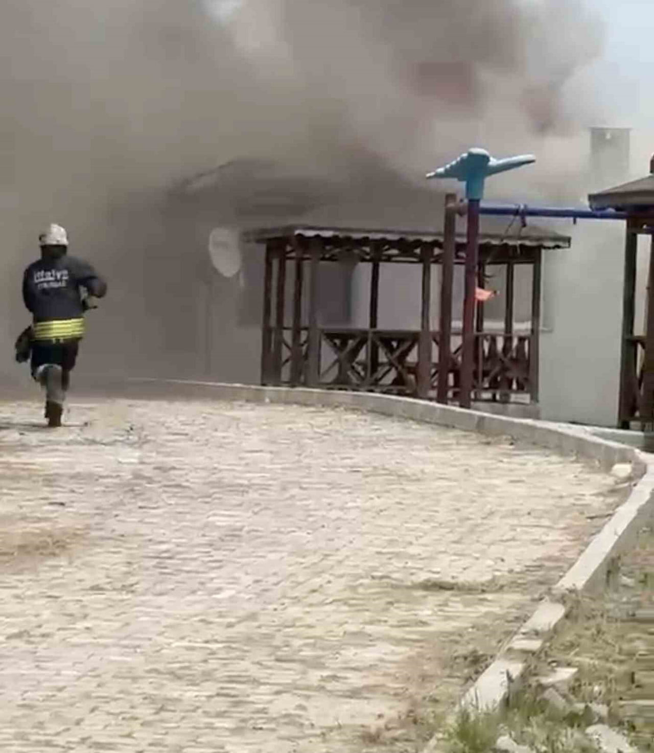 TEKİRDAĞ’IN KAPAKLI İLÇESİNDE HENÜZ BİLİNMEYEN SEBEPLE BİR BAĞ EVİNDE ÇIKAN YANGINA İTFAİYE...