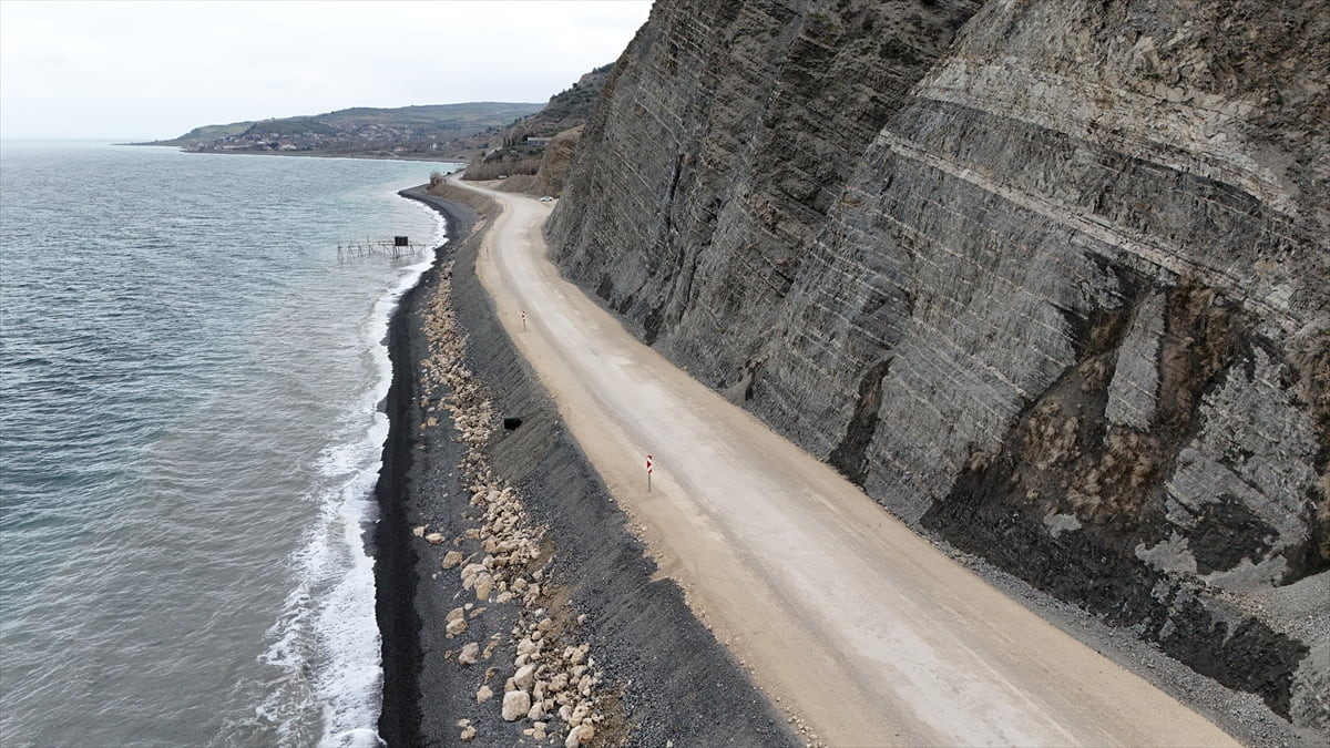 Tekirdağ’ın Şarköy ilçesinde meydana gelen heyelan nedeniyle 1,5 ay önce trafiğe kapatılan...