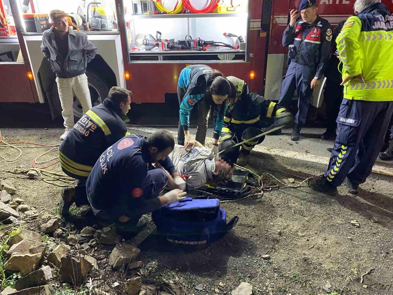 TEKİRDAĞ’IN ŞARKÖY İLÇESİNDE UÇURUMDAN DENİZ KIYISINA YUVARLANAN OTOMOBİLDE BULUNAN 3 KİŞİ...