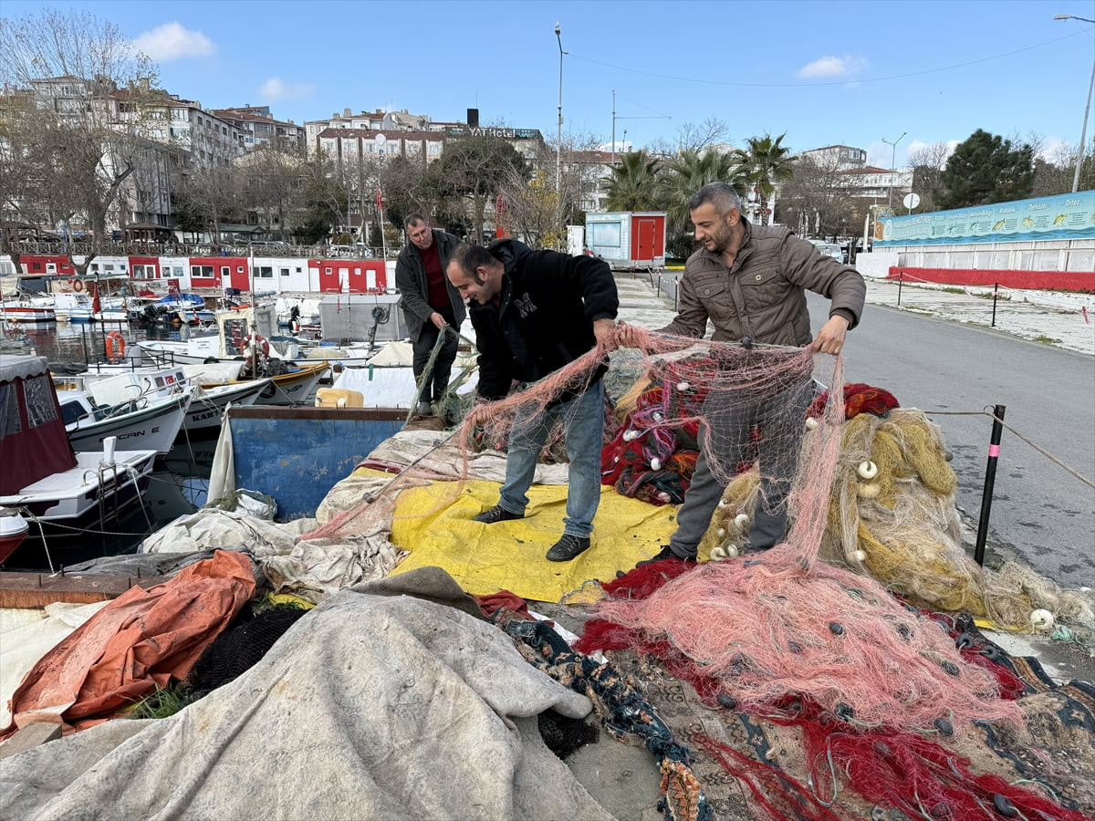 Tekirdağlı balıkçılar, Marmara Denizi'nde etkili olan poyraz nedeniyle 2 gündür denize açılamıyor....