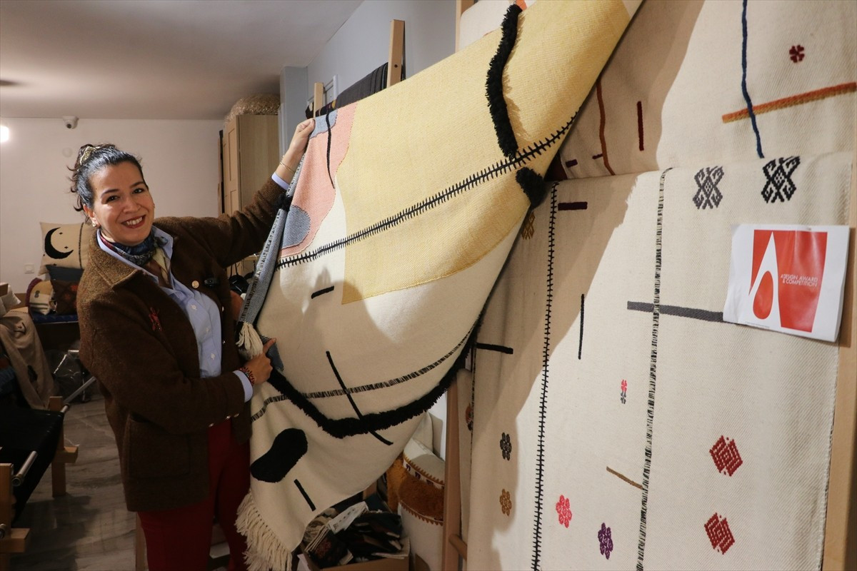 Tekirdağlı iç mimar Begüm Karadağ, coğrafi işaretli Karacakılavuz dokumalarının motiflerini modern...