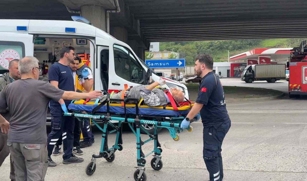 TEKKEKÖY İLÇESİNDE İKİ OTOMOBİLİN ÇARPIŞTIĞI TRAFİK KAZASINDA 2 KİŞİ YARALANDI.