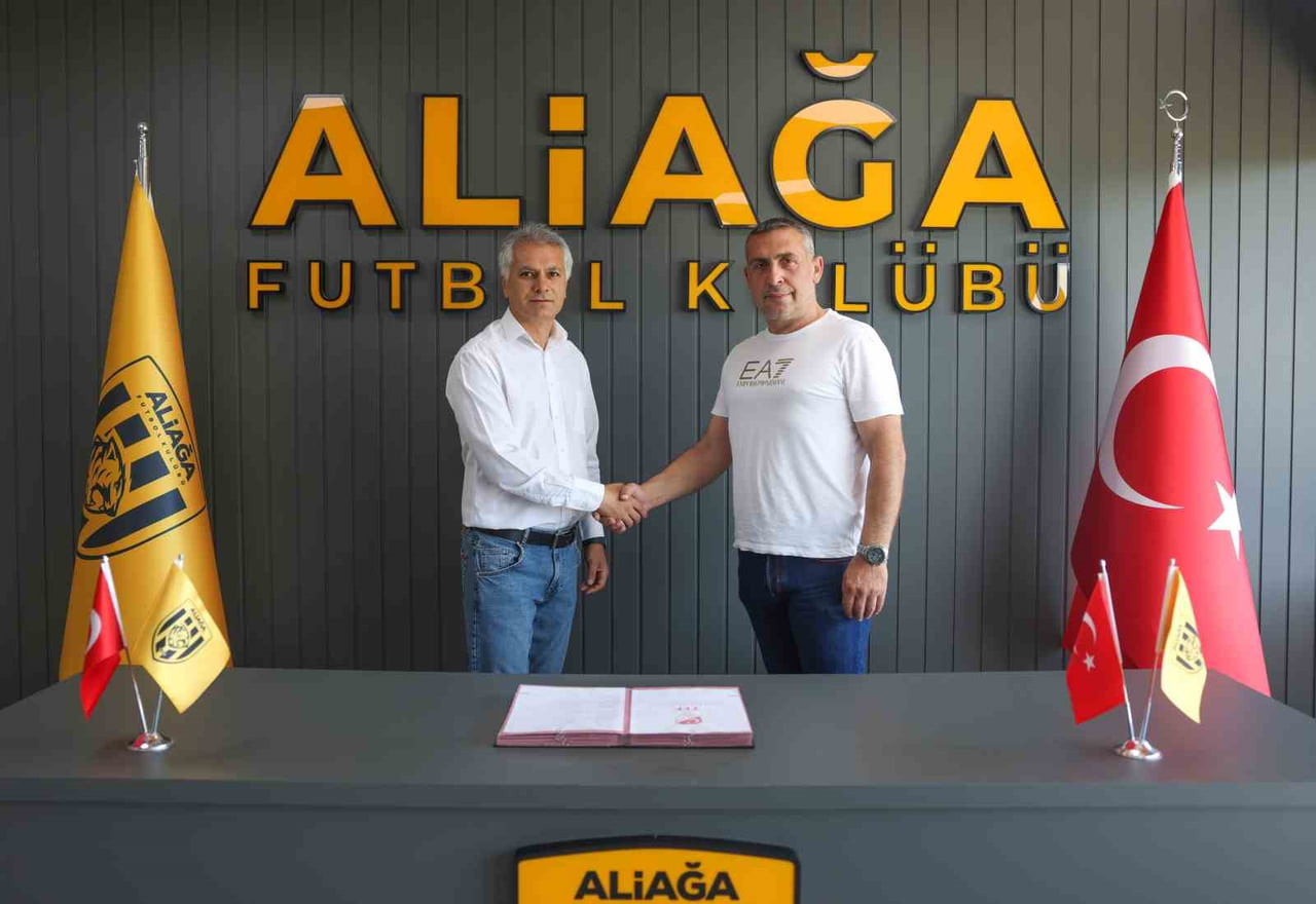 TEKNİK DİREKTÖR NAMET ATEŞ (SOLDAKİ), ALİAĞA FK BAŞKANI TURGAY METE (SAĞDAKİ) İLE 1 YILLIK ANLAŞMA...