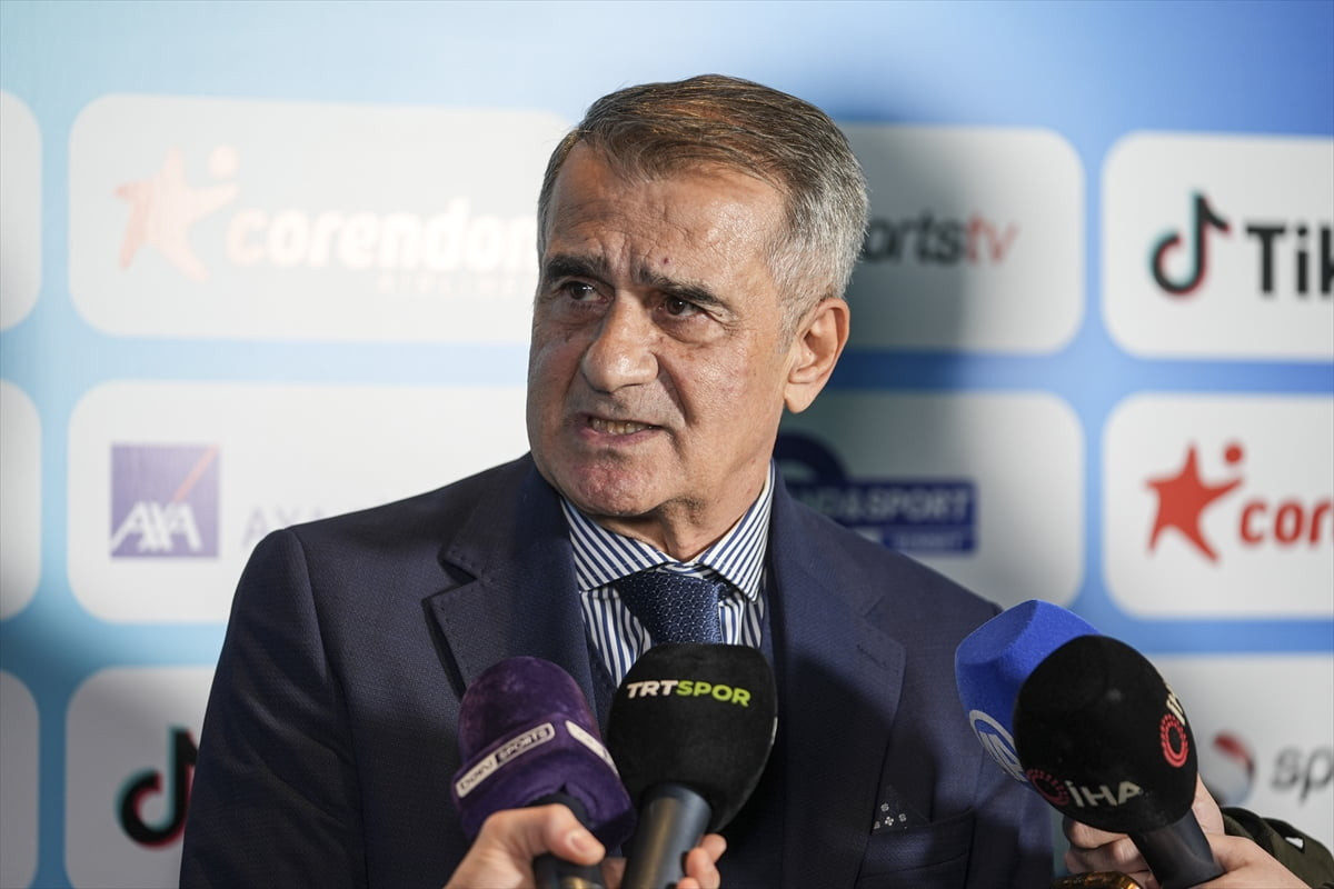 Teknik direktör Şenol Güneş, Kadıköy'de katıldığı bir etkinliğin ardından basın mensuplarına...