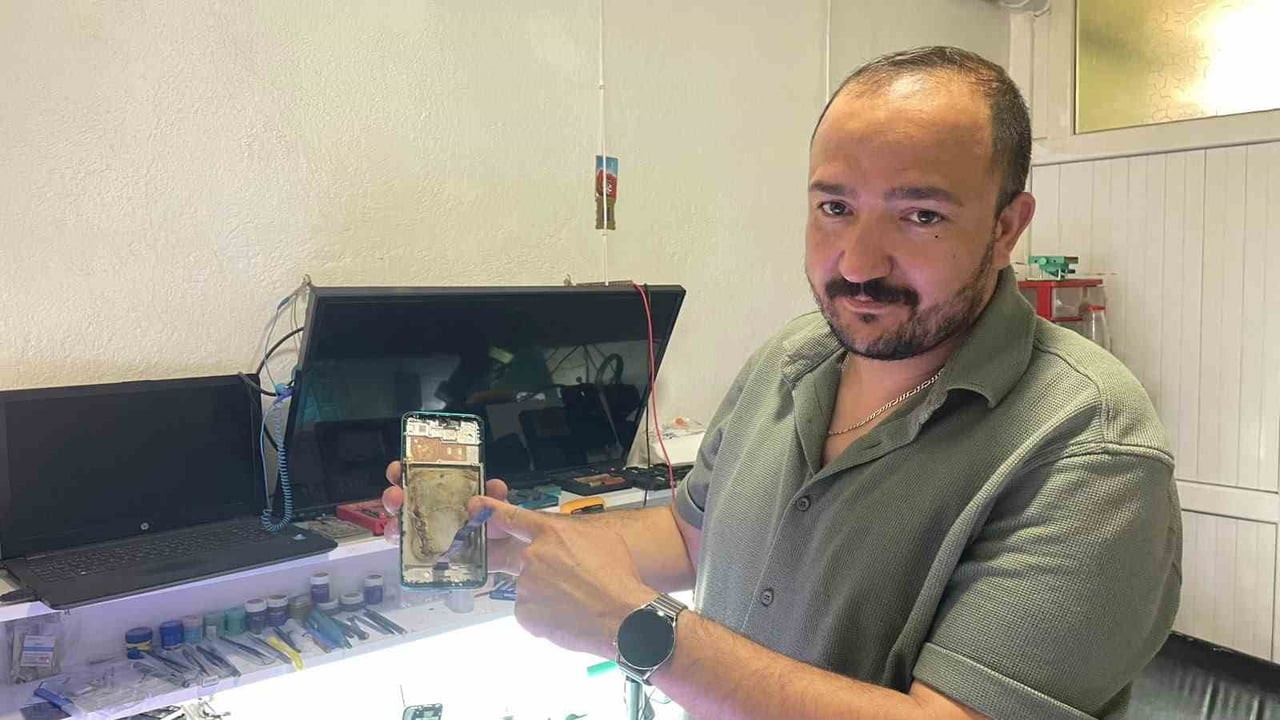 TEKNİK SERVİS SAHİBİ HÜSEYİN NAM, BATARYASINI DEĞİŞTİRMEYE ÇALIŞTIĞI CEP TELEFONUNUN BİRANDA ALEV...