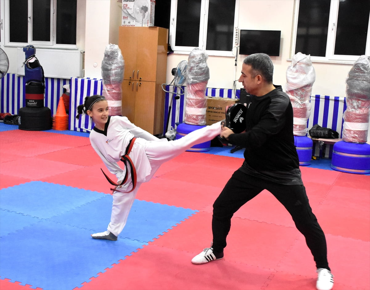 Tekvando antrenörü Ömer Atuğ, 11 yaşındaki kızı Gülbilge Atuğ ile birlikte çıktığı tatamide altın...