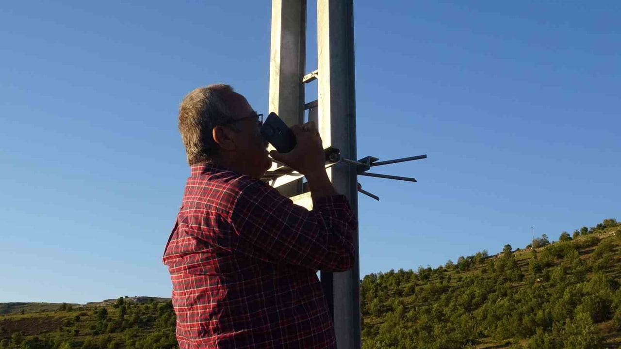 TELEFON ÇEKMEYEN MEZRADA VATANDAŞLAR ELEKTRİK DİREĞİNE ÇIKIYOR