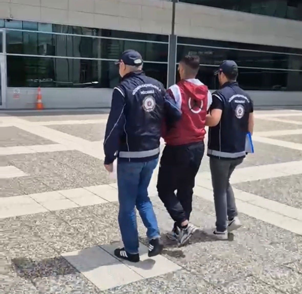 TEM OTOYOLU BOLU GEÇİŞİNDE YAPILAN DENETİMDE YASA DIŞI YOLLARLA ÜLKEYE GİRİŞ YAPTIĞI BELİRLENEN 6...
