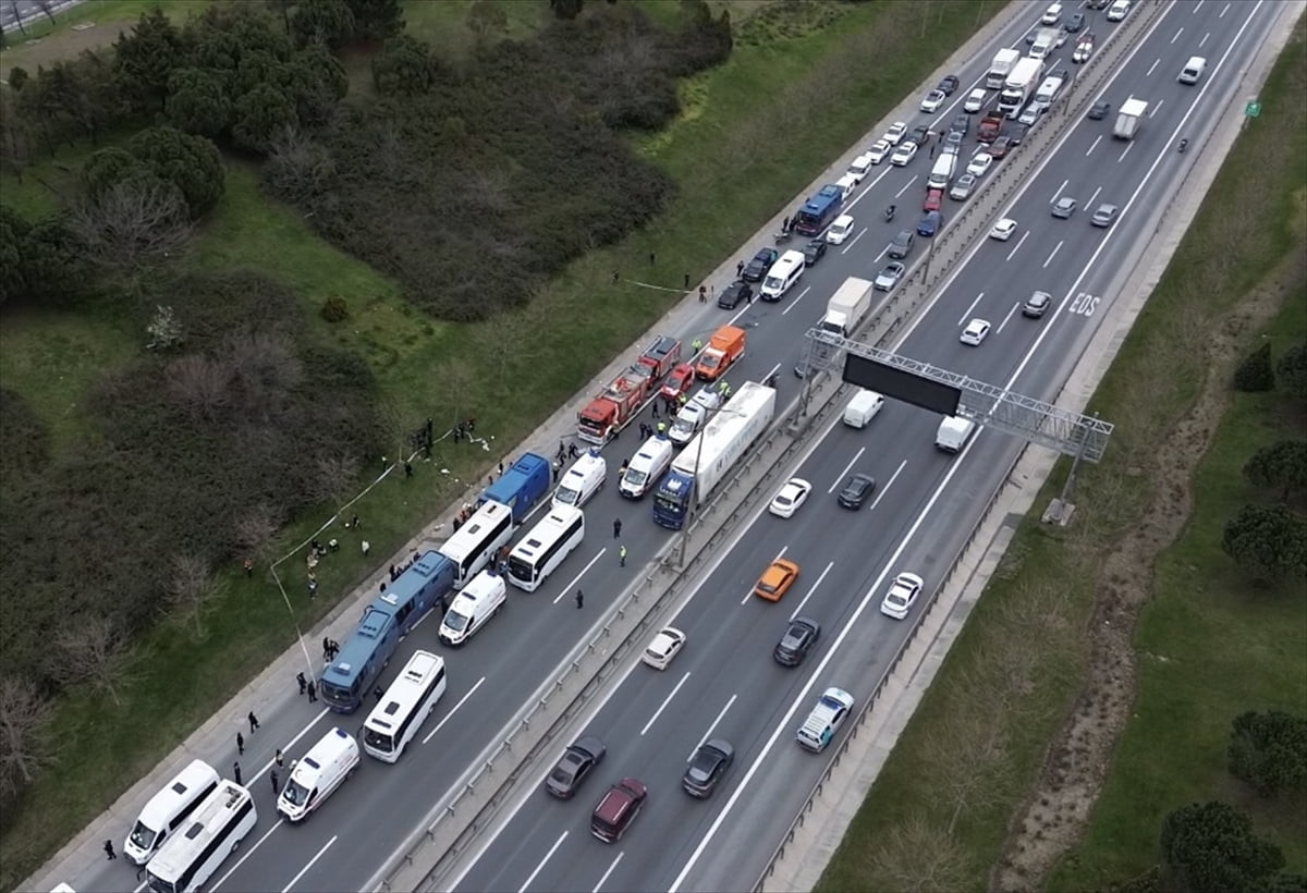 TEM Otoyolu Edirne istikameti İkitelli mevkisinde 4 cezaevi nakil aracının karıştığı zincirleme...