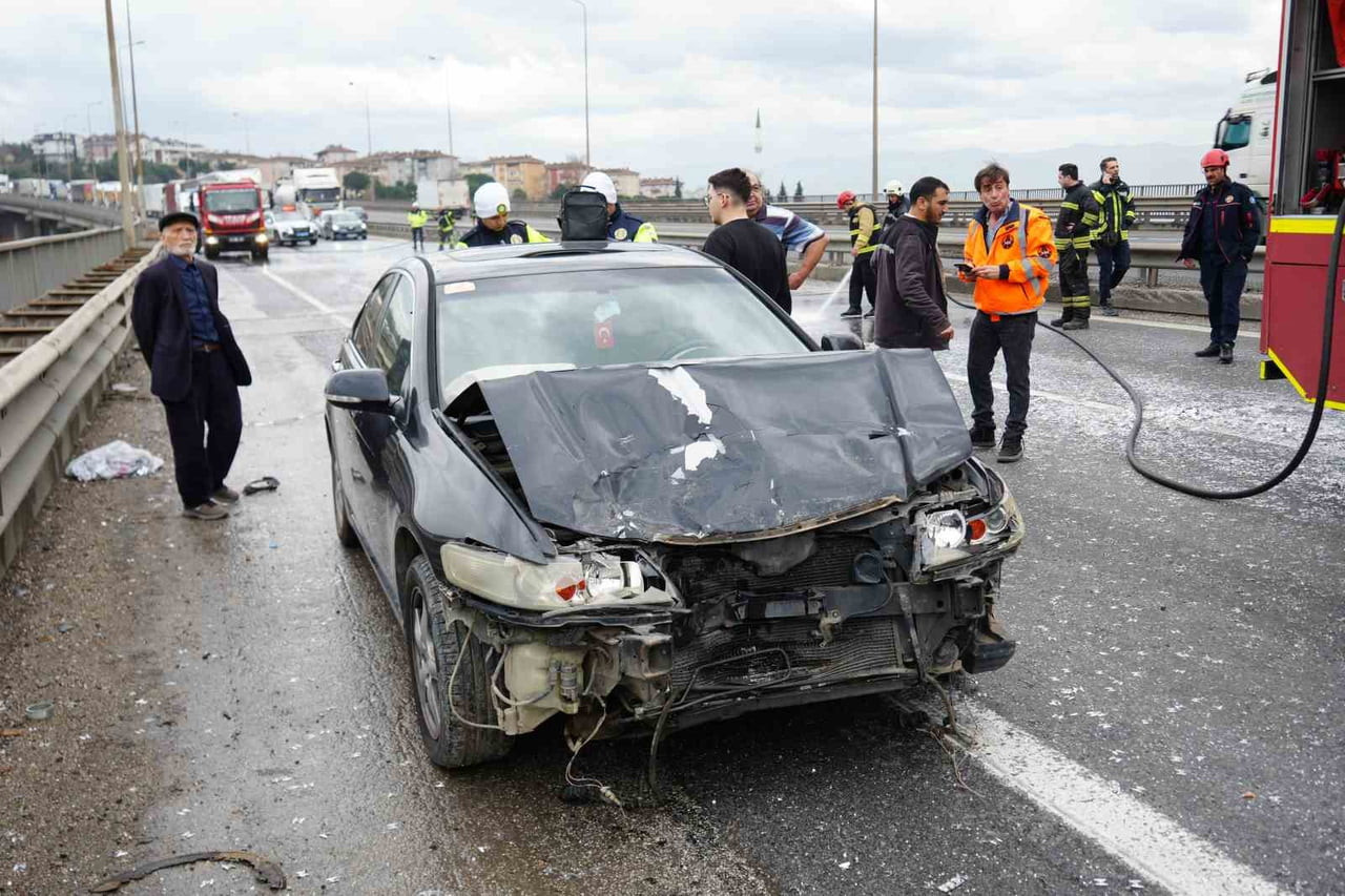TEM OTOYOLU KOCAELİ GEÇİŞİNDE BİR ARAÇTAN YOLA DÖKÜLEN İMALAT ATIĞI PARÇALARI ZİNCİRLEME KAZAYA...