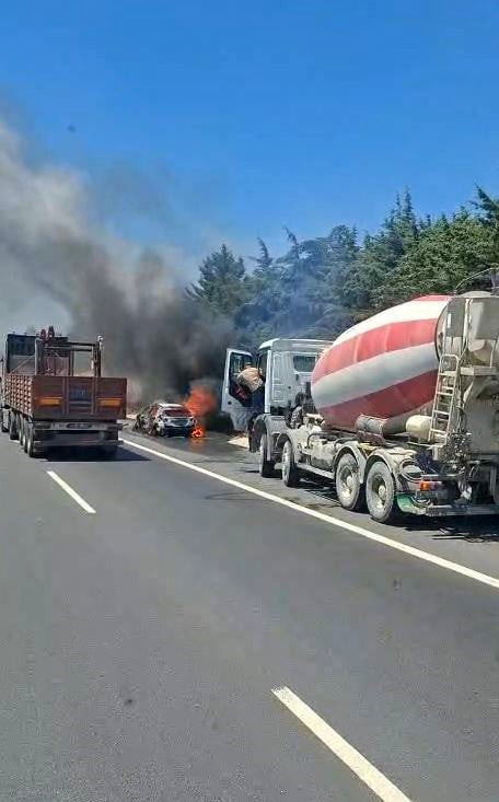 TEM OTOYOLU KUMBURGAZ MEVKİSİNDE SEYİR HALİNDEKİ BİR ARAÇTA ÇIKAN YANGIN PANİĞE NEDEN...