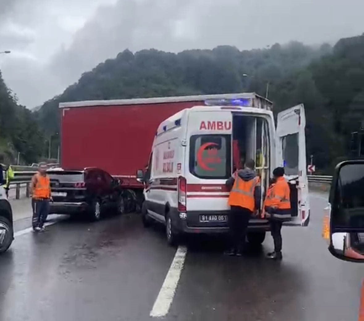 TEM OTOYOLU'NUN BOLU DAĞI GEÇİŞİNDE SEYİR HALİNDEKİ TIRDAN BİLİNMEYEN BİR NEDENLE AYRILARAK ORTA...
