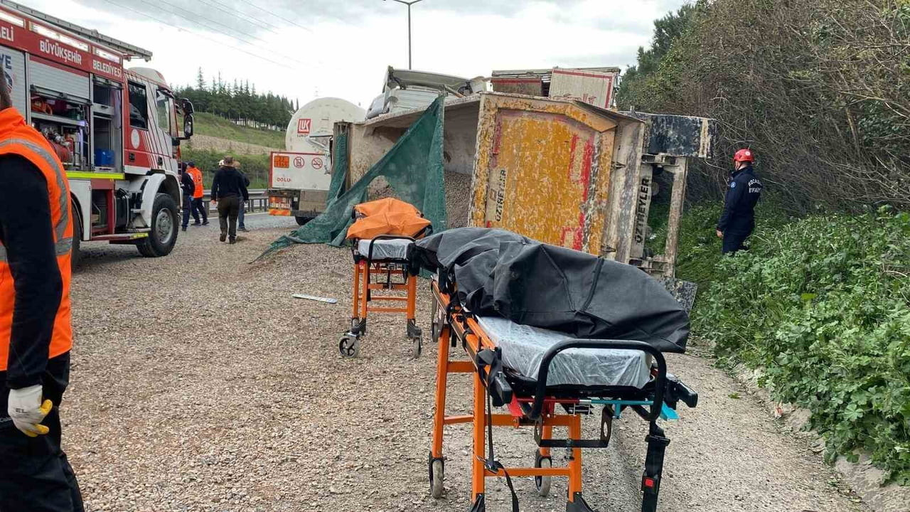 TEM OTOYOLU'NUN KOCAELİ GEÇİŞİNDE ARALARINDA LPG TANKERİ VE TIRLARIN DA BULUNDUĞU 4 ARACIN...