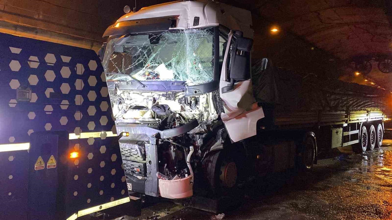 TEM OTOYOLU'NUN KOCAELİ GEÇİŞİNDEKİ TÜNELDE 2 TIR VE 2 OTOMOBİLİN KARIŞTIĞI KAZADA SIKIŞAN TIR...