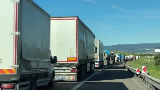 TEM Otoyolu’nda kamyon cipi önüne katıp sürükledi: 2 yaralı