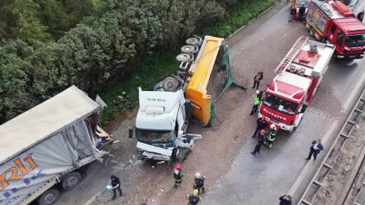 TEM'de 4 araç kazaya karıştı: 2 ölü