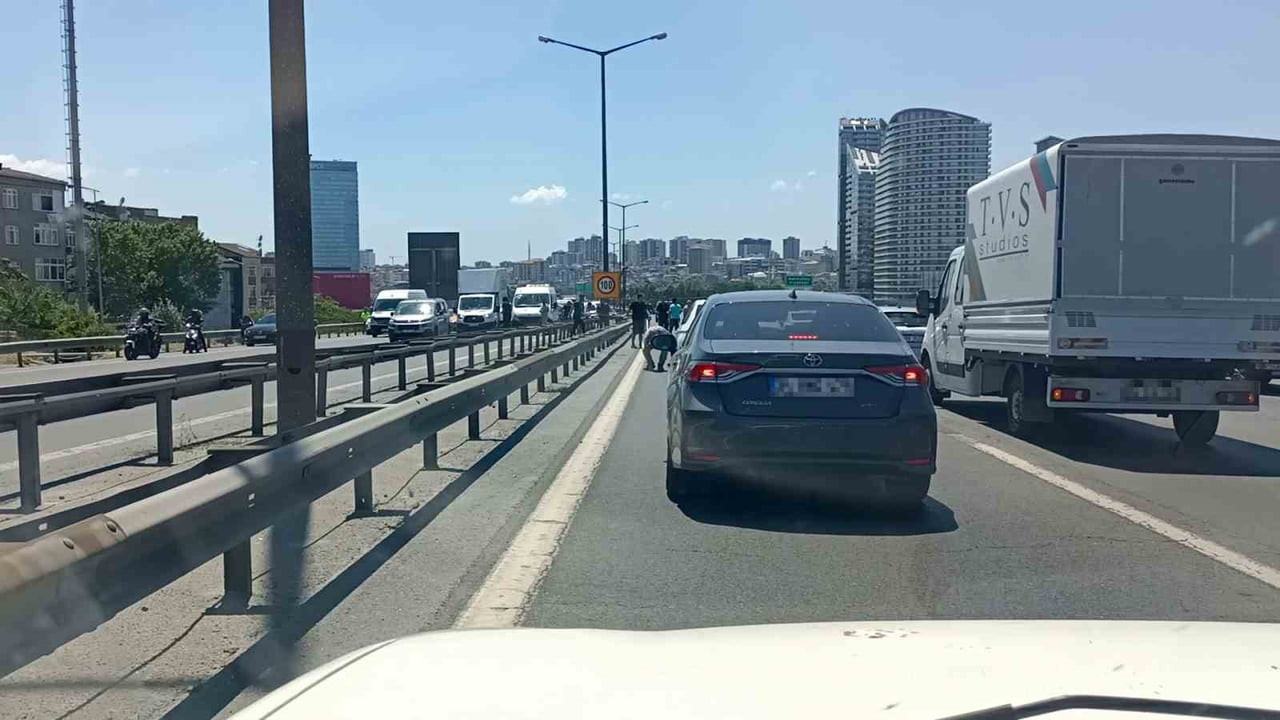 TEM'DE MOTOKURYEDEN DÜŞEN PARALARI VATANDAŞLAR TOPLADI