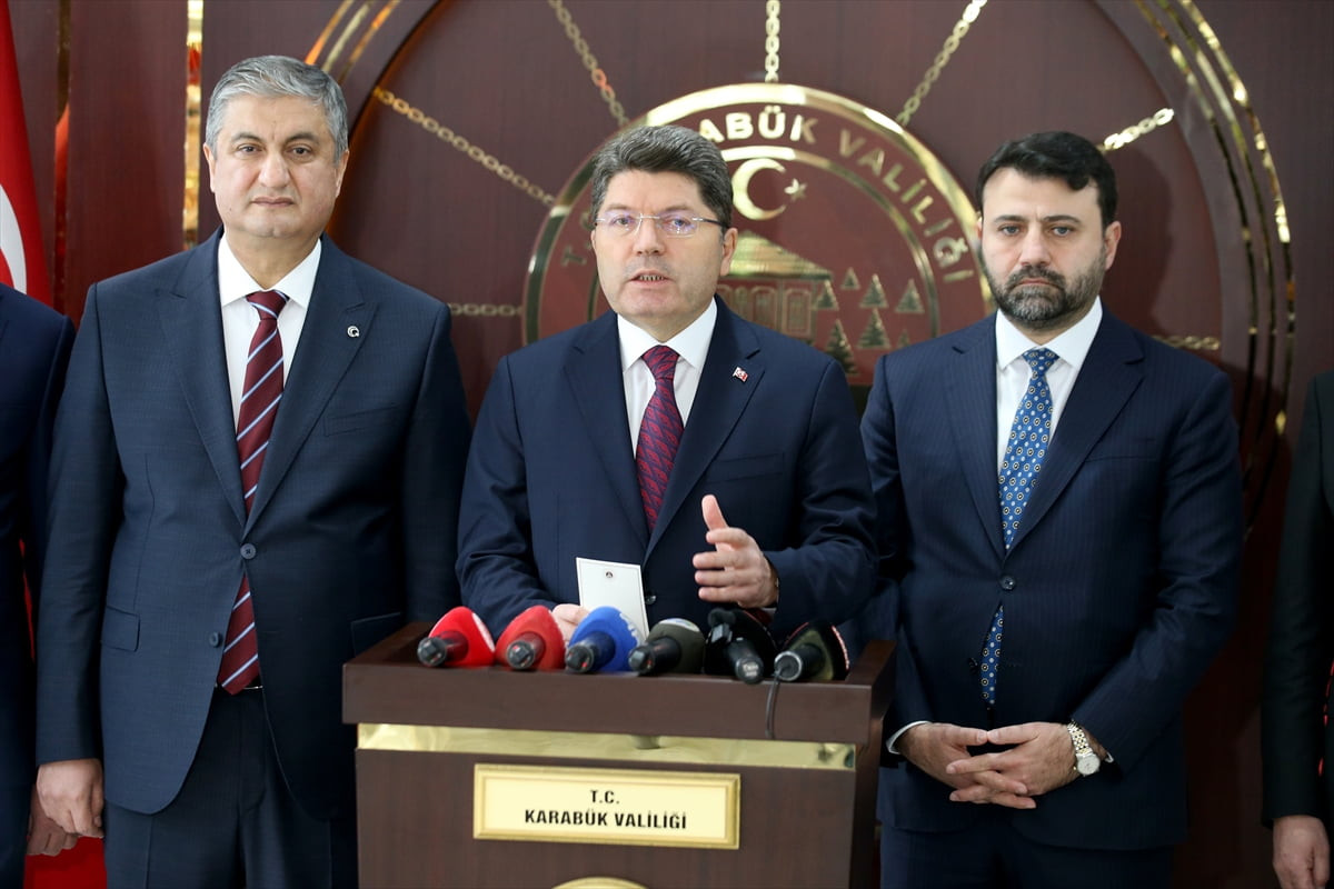 Temaslarda bulunmak üzere kente gelen Adalet Bakanı Yılmaz Tunç, Karabük Valiliğini ziyaret etti...