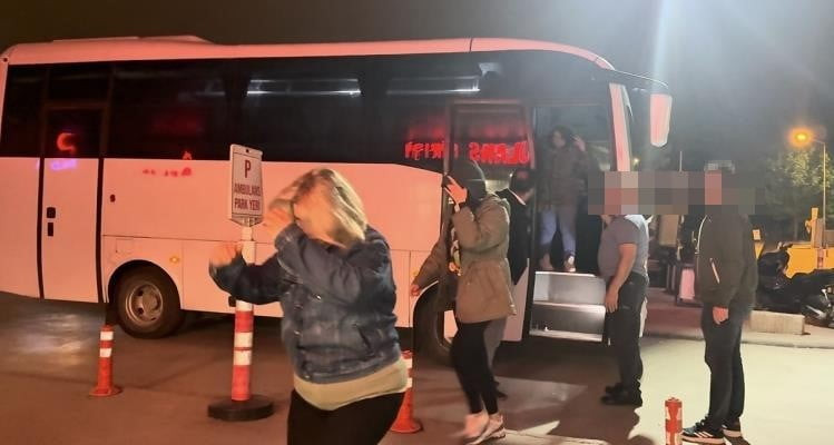 TEPEBAŞI BELEDİYESİ’NE YÖNELİK OPERASYONDA GÖZALTINA ALINAN ŞÜPHELİLER SAĞLIK KONTROLÜNE...
