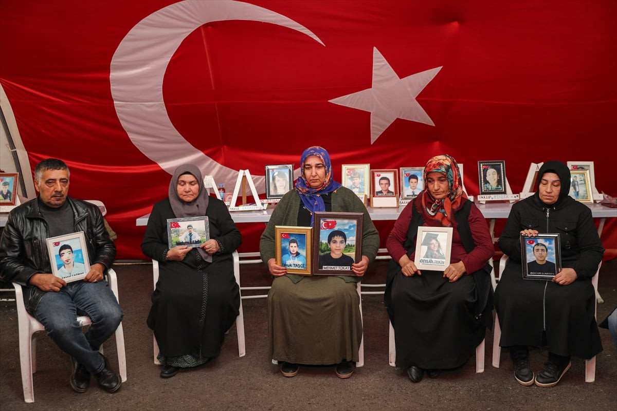 Terör örgütü mensuplarınca dağa kaçırılan çocukları için eski HDP il binası önünde oturma eylemi...