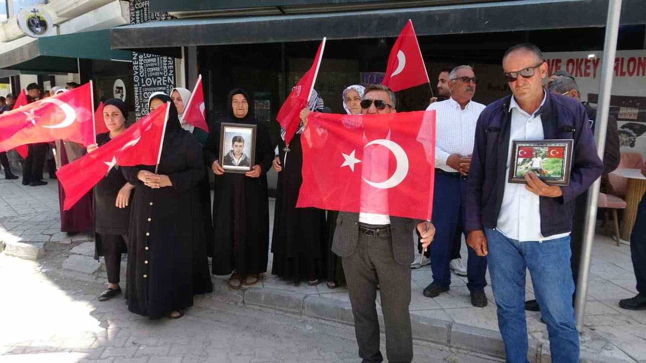 TERÖR ÖRGÜTÜ PKK TARAFINDAN ÇOCUKLARI DAĞA KAÇIRILAN AİLELERİN BAŞLATTIĞI EVLAT NÖBETİ VAN'DA...