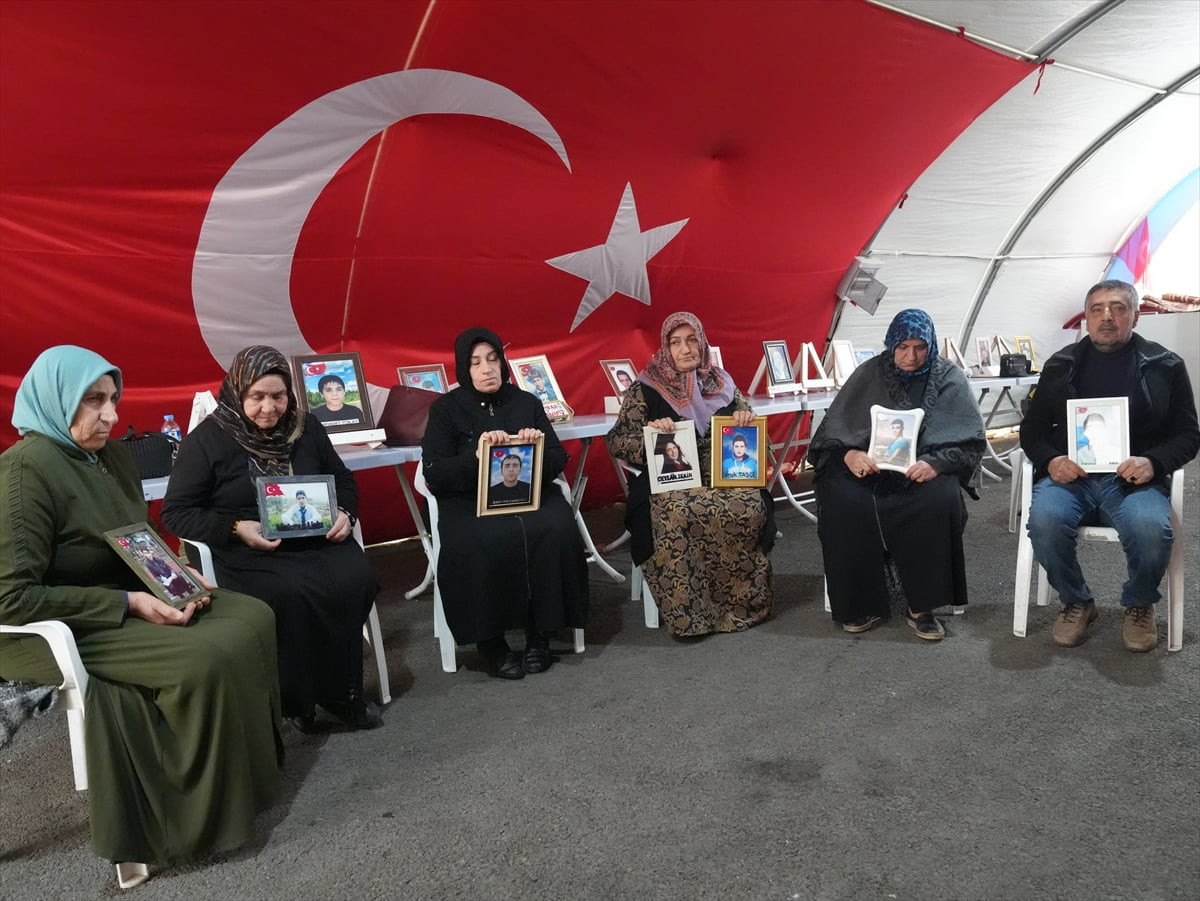 Terör örgütü PKK tarafından dağa kaçırılan çocukları için eski HDP il binası önünde oturma eylemi...