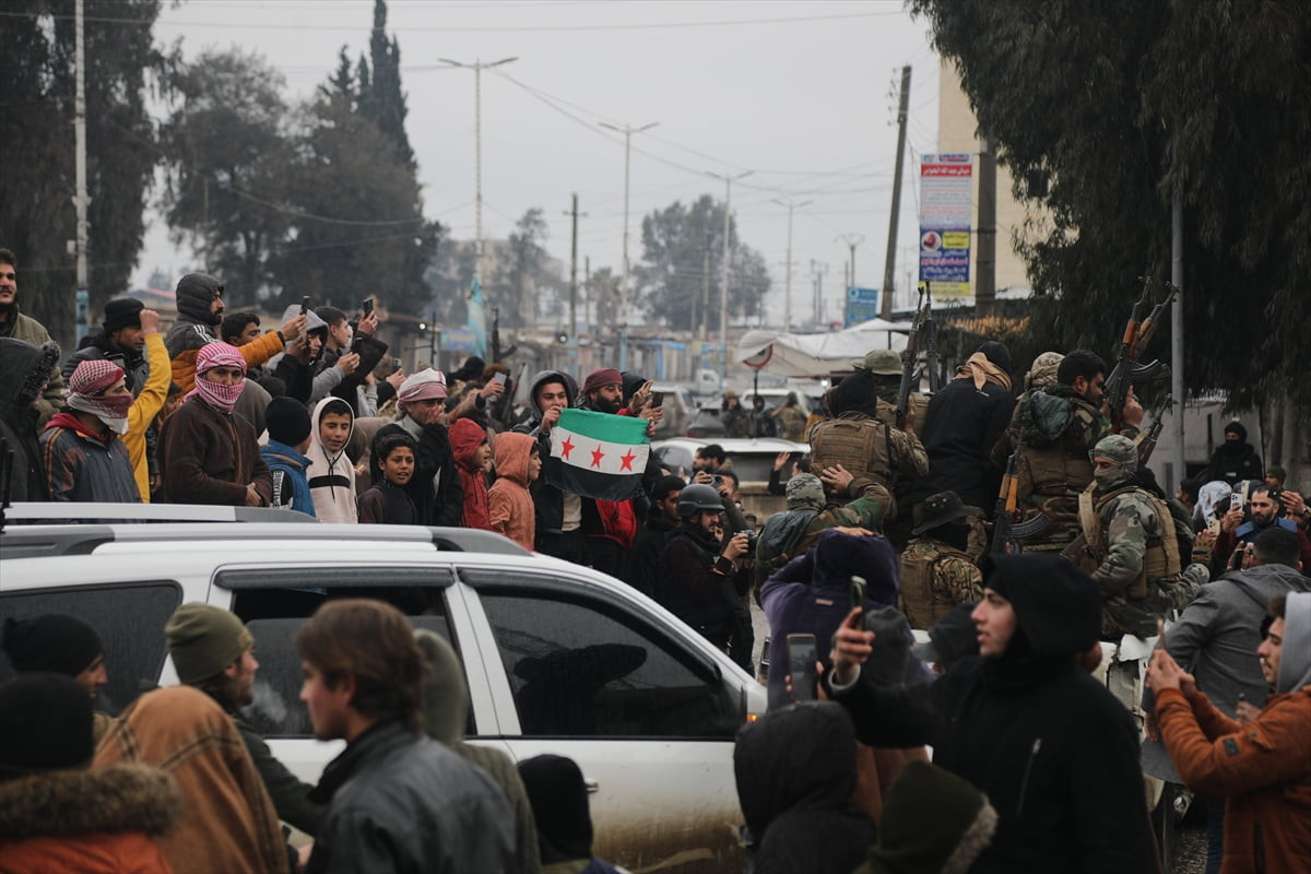 Terör örgütü YPG/SDG'nin bölgeden çekilmesinin ardından aileler, Deyr Hafir'e konvoylar halinde...