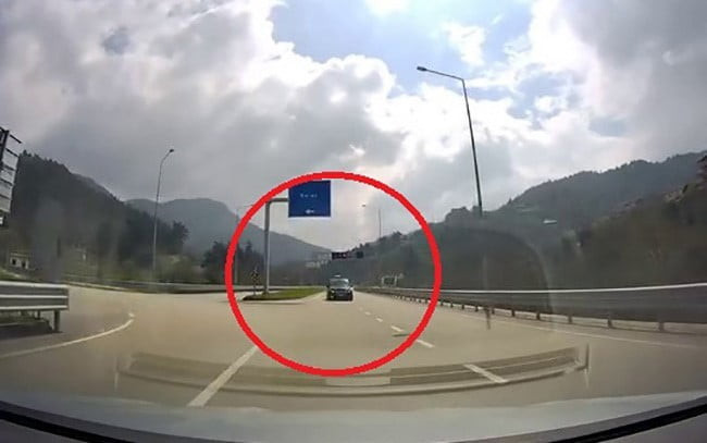 TERS YÖNDEN GELEN ARAÇ FACİAYI BÖYLE TEĞET GEÇTİ