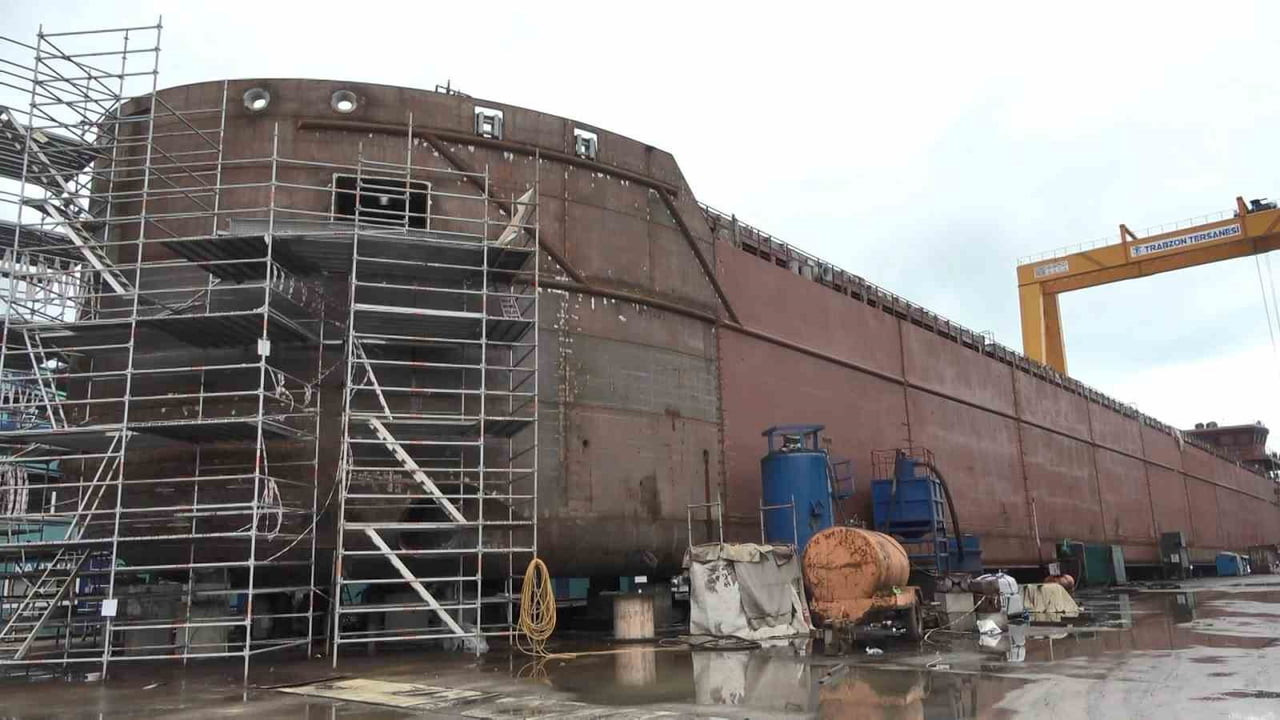 TERSANEDE 141 METRE UZUNLUĞUNDA VE 10 BİN 700 TON KAPASİTELİ KURU YÜK GEMİSİNİN İNŞASI SÜRERKEN...