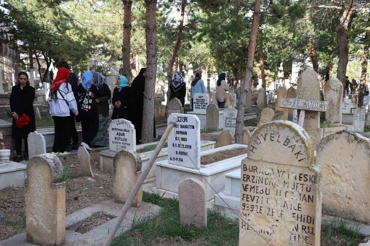 TERZİBABA MEZARLIĞI’NDA ARİFE GÜNÜ YOĞUNLUĞU