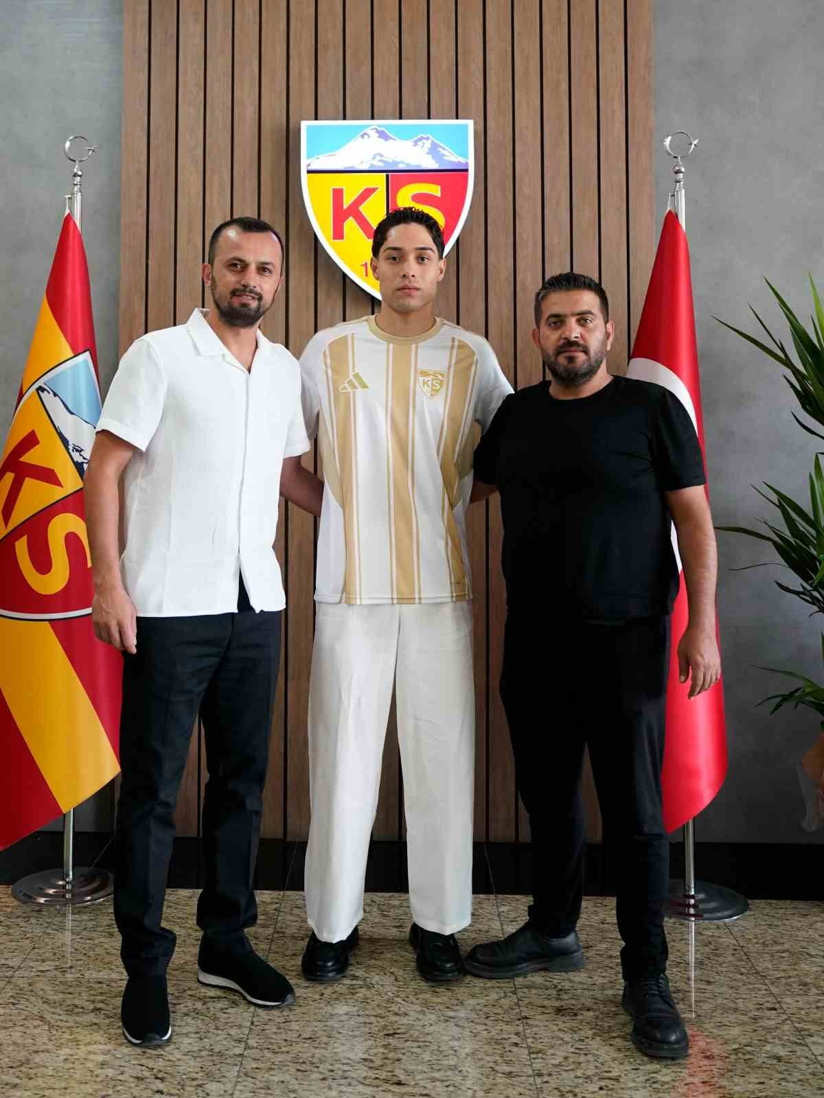 TFF 1. LİG EKİPLERİNDEN KAYSERİSPOR, TALHA SARIASLAN İLE 3 YILLIK YENİ SÖZLEŞME İMZALADI.