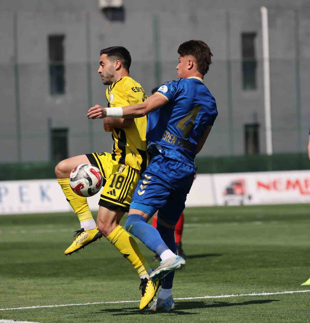 TFF 2. LİG KIRMIZI GRUP 32. HAFTASINDA ALİAĞA FK, KONUK ETTİĞİ MENEMEN FK‘YI 5-0 MAĞLUP...