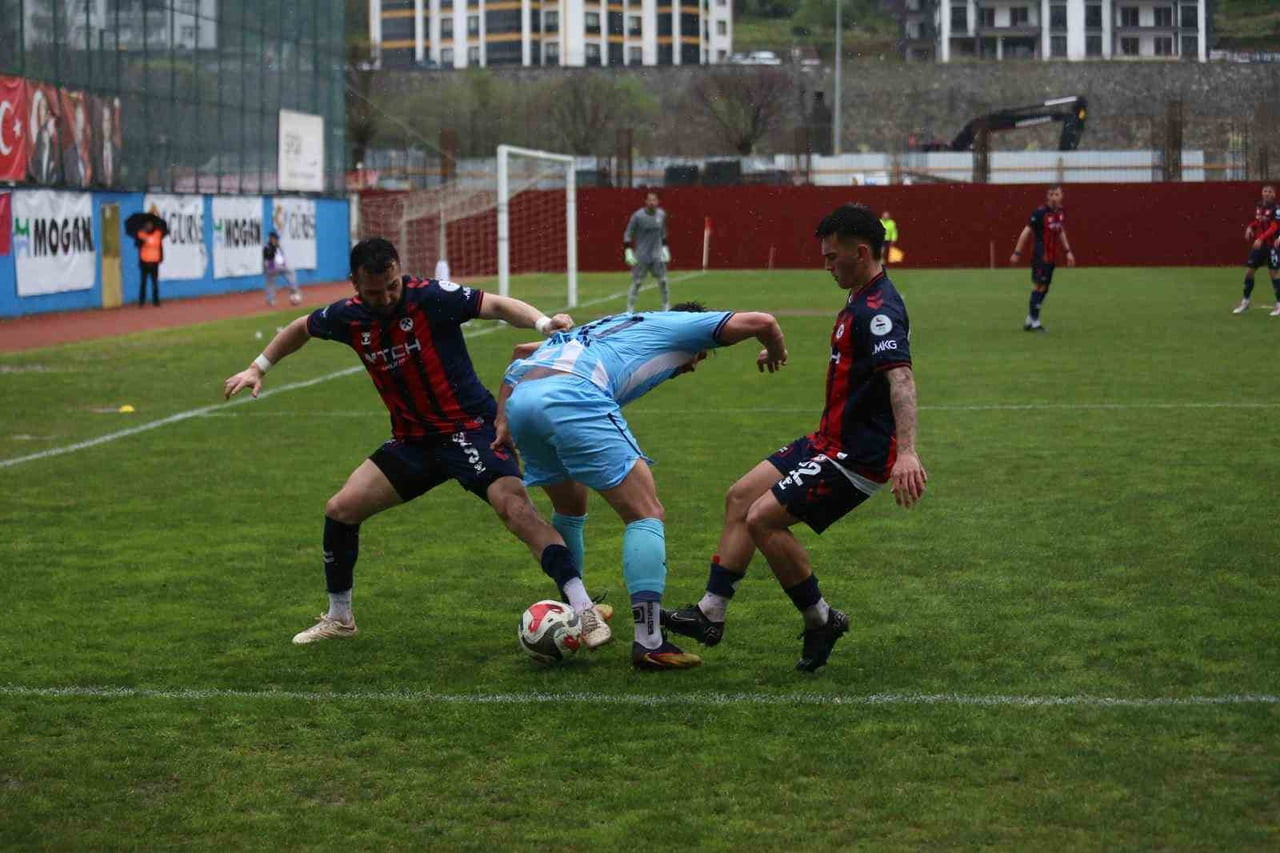 TFF 3. LİG 3. GRUP 28. HAFTASINDA PAZARSPOR SAHASINDA ZONGULDAKSPOR FK İLE 3-3 BERABERE KALDI.