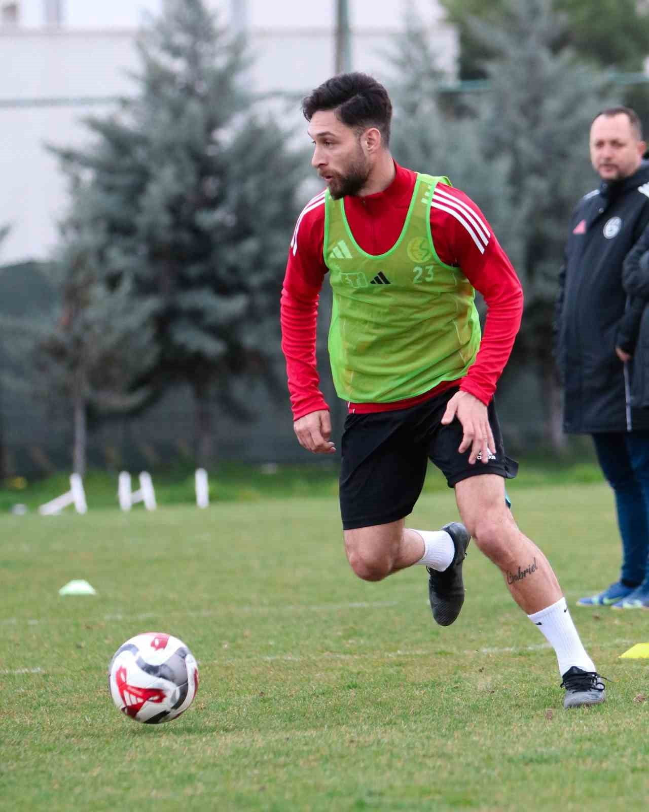 TFF 3. LİG’DE MÜCADELE EDEN ESKİŞEHİRSPOR, KÜTAHYASPOR FSK MAÇI İÇİN HAZIRLIK YAPIYOR.