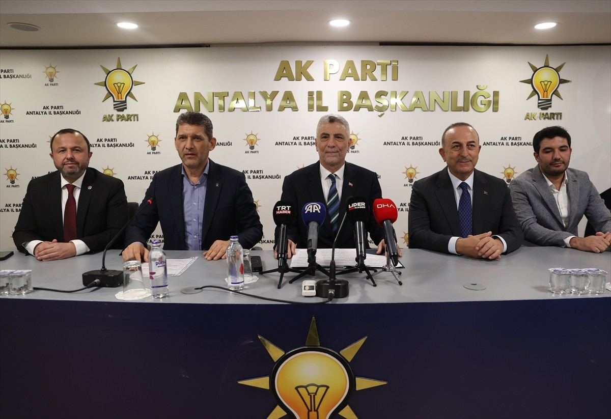 Ticaret Bakanı Ömer Bolat (ortada) AK Parti Antalya İl Başkanlığını ziyaret ederek partililerle...