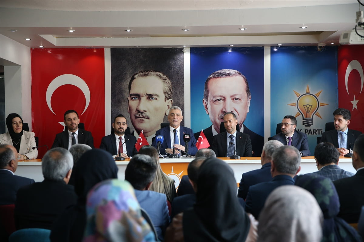 Ticaret Bakanı Ömer Bolat (ortada), çeşitli programlara katılmak üzere geldiği Niğde'de, AK Parti...