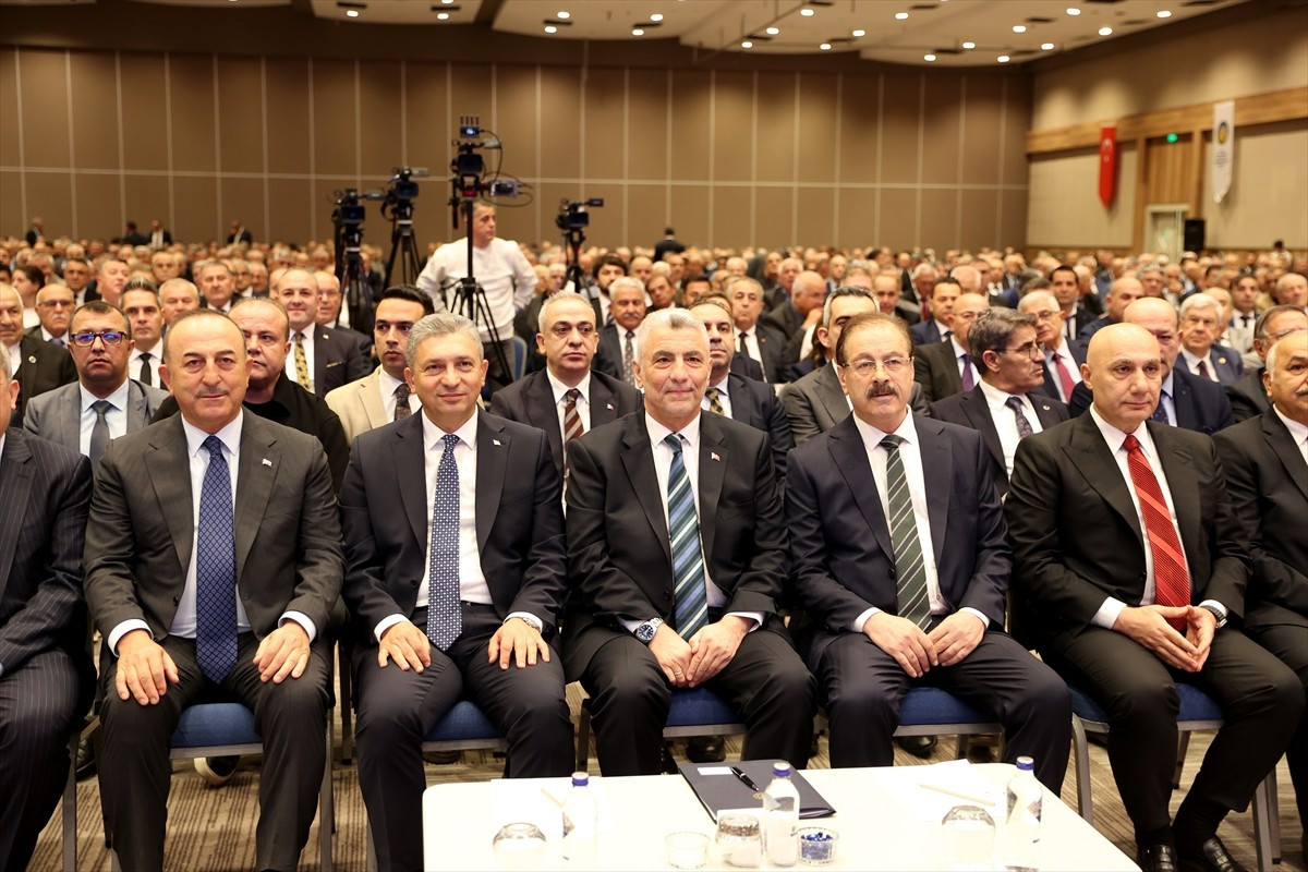 Ticaret Bakanı Ömer Bolat (ortada), Türkiye Esnaf ve Sanatkarlar Kredi ve Kefalet Kooperatifleri...