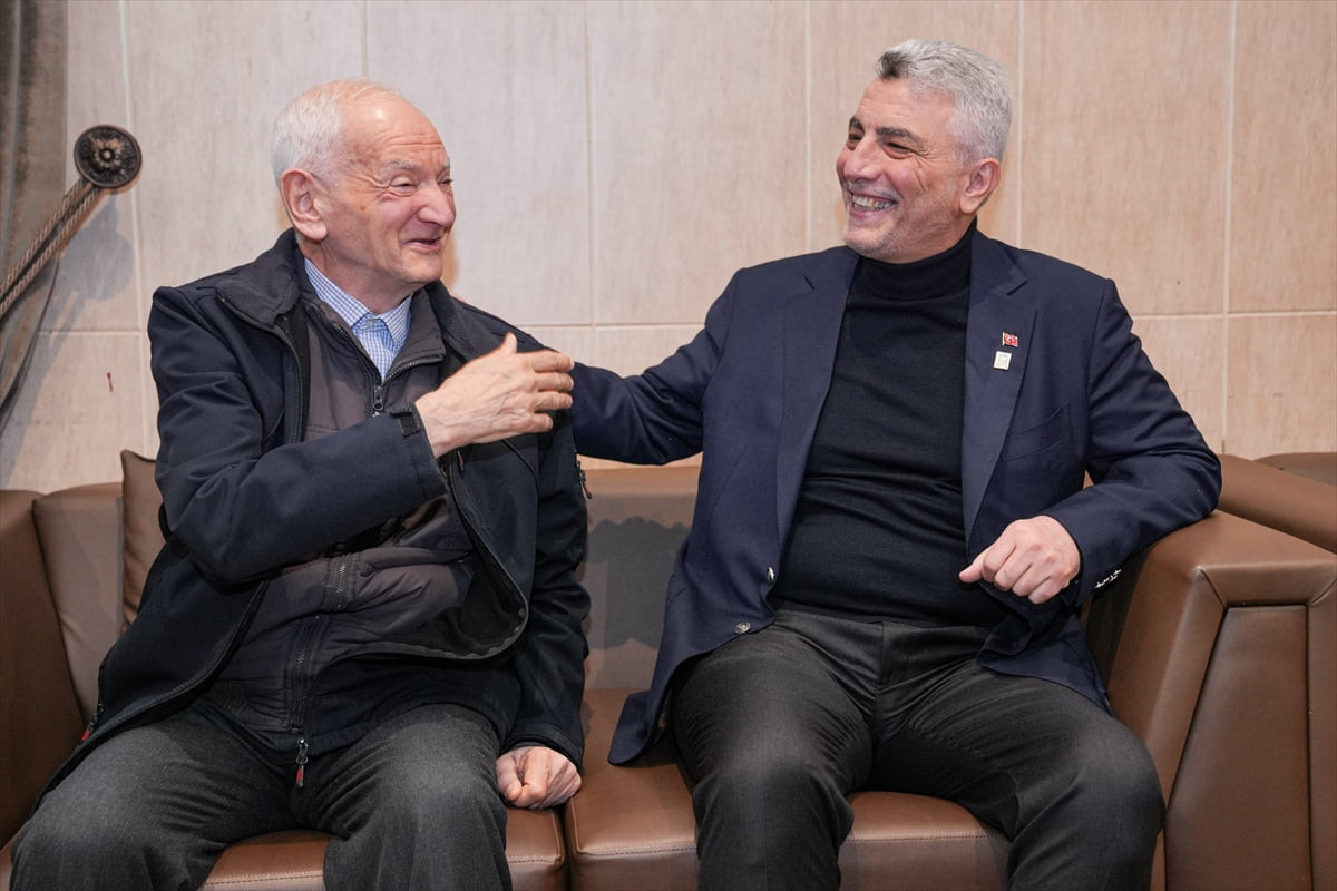 Ticaret Bakanı Ömer Bolat (sağda), Darülaceze sakini Fuzuli Nedim Şimşek'in (solda) talebi üzerine...