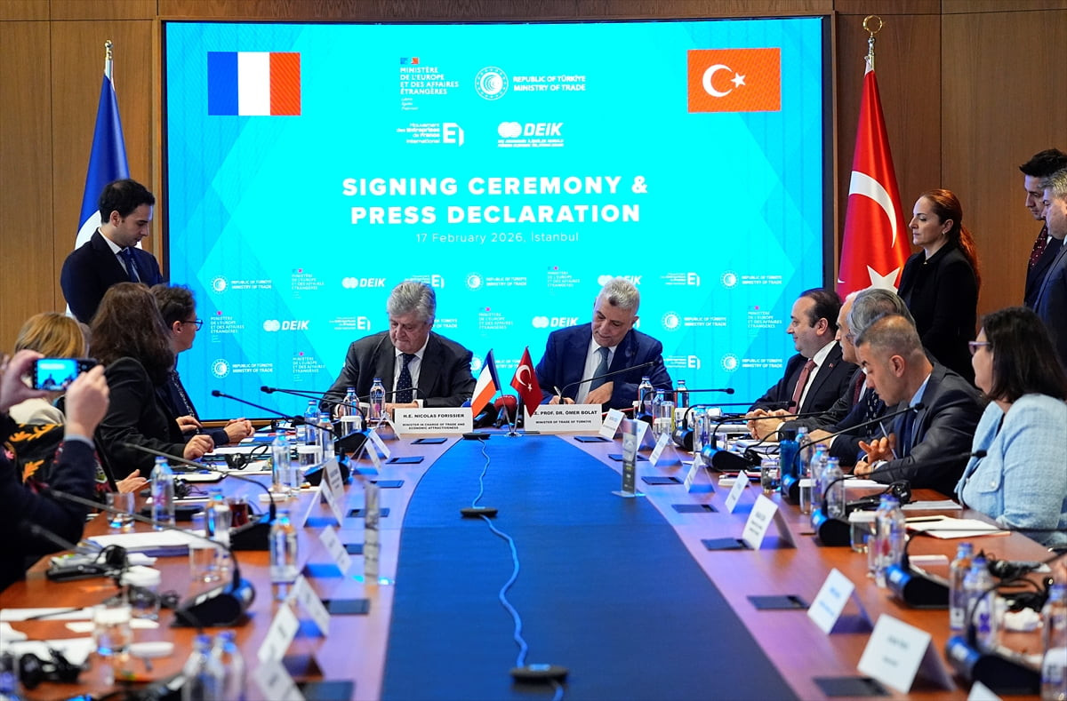 Ticaret Bakanı Ömer Bolat (sağda), Dış Ekonomik İlişkiler Kurulunda (DEİK) düzenlenen...