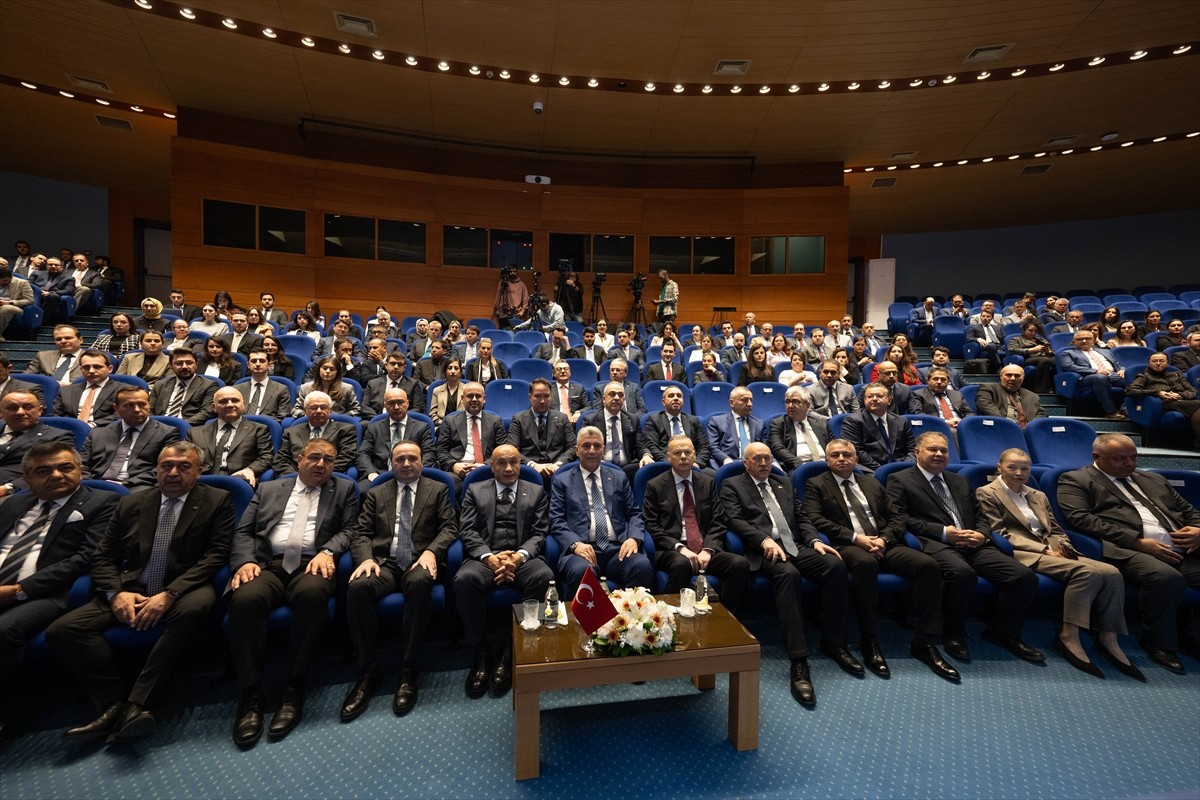 Ticaret Bakanı Ömer Bolat (sol 6), Ticaret Bakanlığı konferans salonunda Türkiye İhracatçılar...