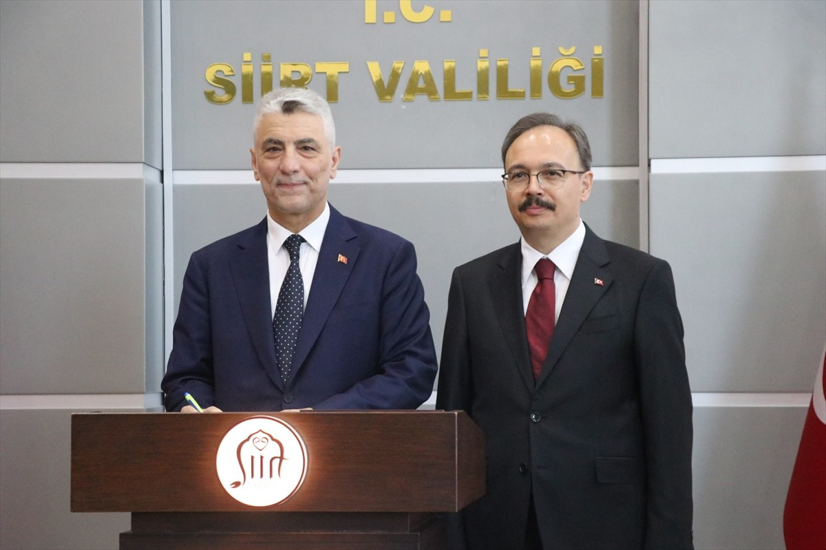 Ticaret Bakanı Ömer Bolat (solda), çeşitli temaslarda bulunmak üzere geldiği Siirt'te Valiliği...
