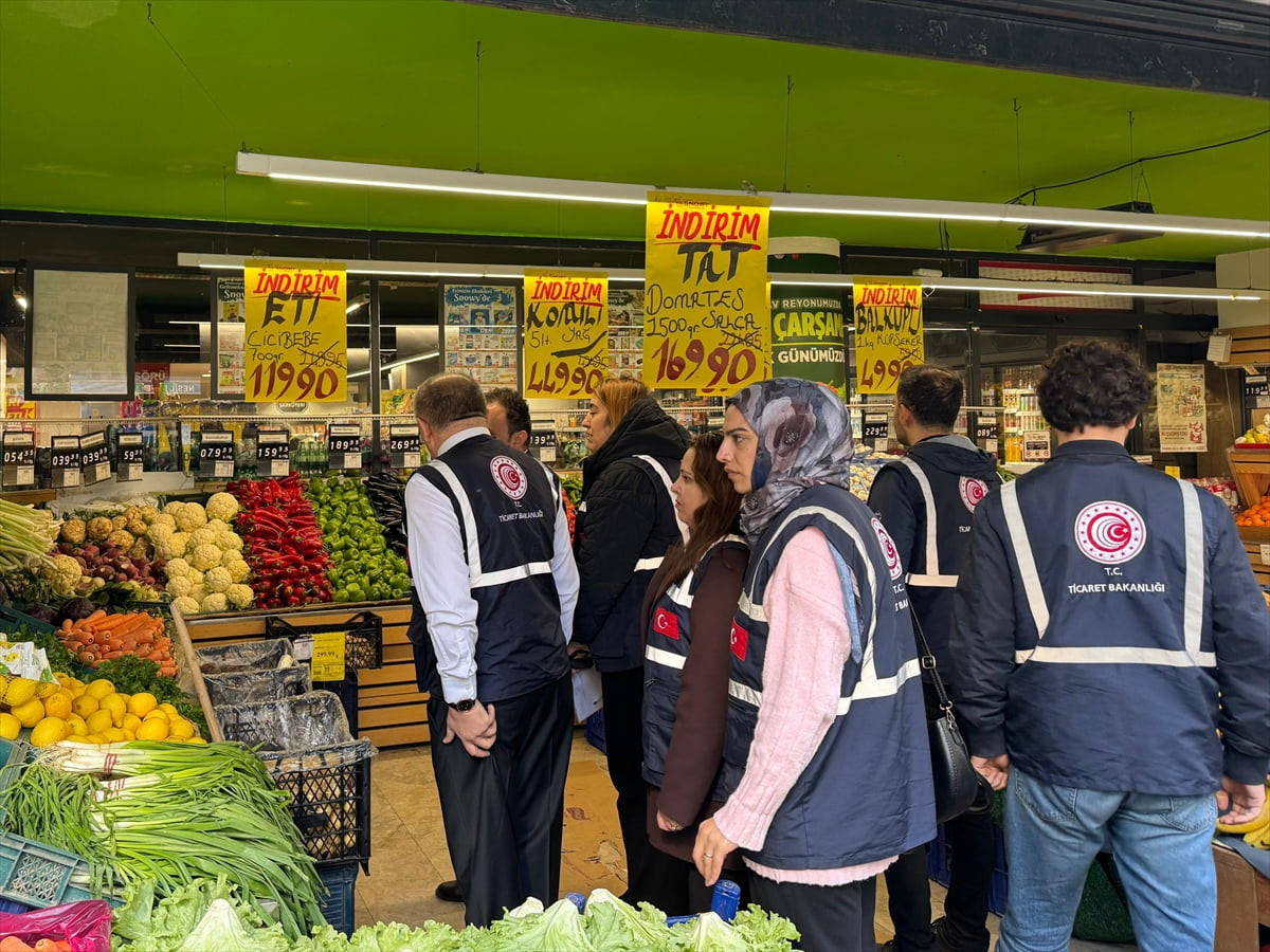 Ticaret Bakanlığı ekipleri, 81 ilde devam eden denetimler kapsamında Gaziosmanpaşa'da restoran...