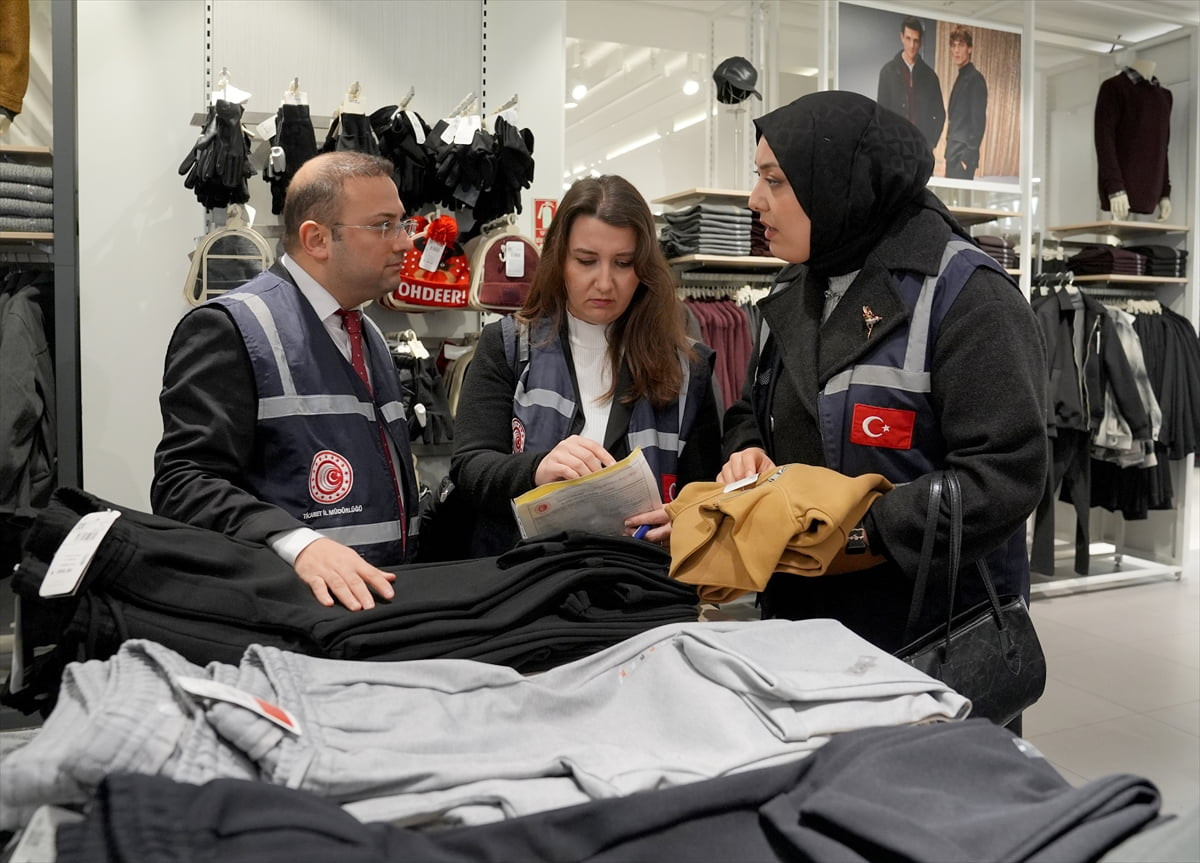 Ticaret Bakanlığına bağlı İstanbul Ticaret İl Müdürlüğü ekipleri, hem yılbaşı alışverişleri hem de...