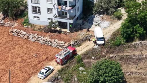 Ticari araç, çıkmaz sokağa girdi bahçeye düşmesine ramak kaldı