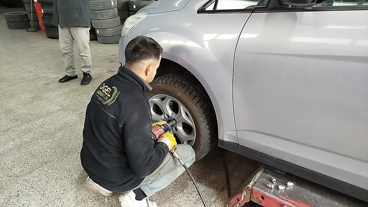 Ticari araçlar için bugün başlayan kış lastiği kullanım zorunluluğu nedeniyle Kars'taki...