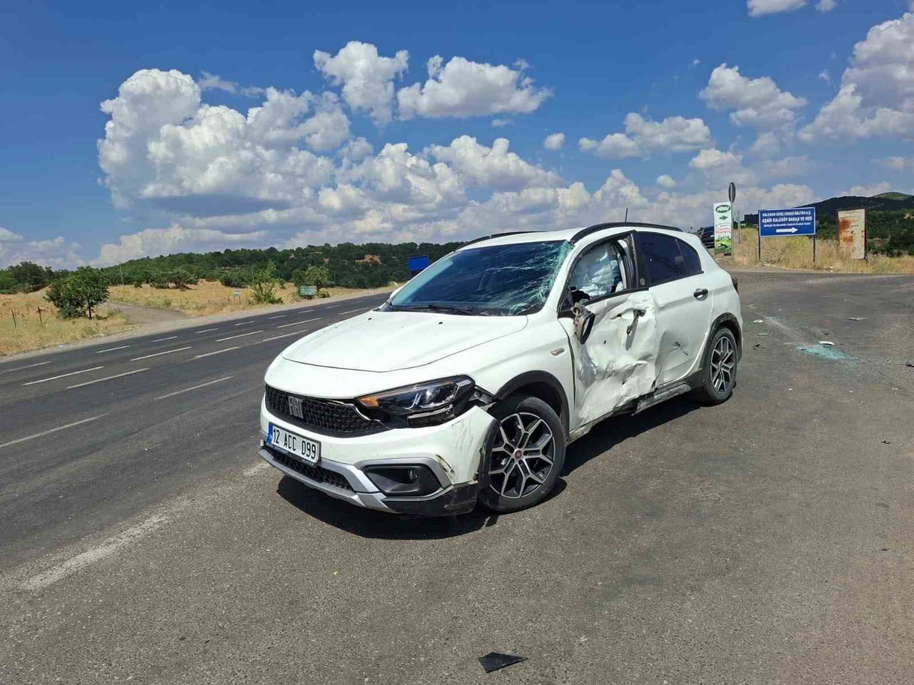 TIR VE OTOMOBİL ÇARPIŞTI: 2 YARALI