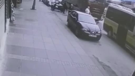 Tırın altında kalan yaşlı adam hayatını kaybetti
