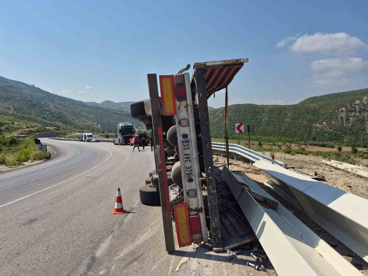 TIRIN DEVRİLDİĞİ KAZADA ŞOFÖR YARALANDI.