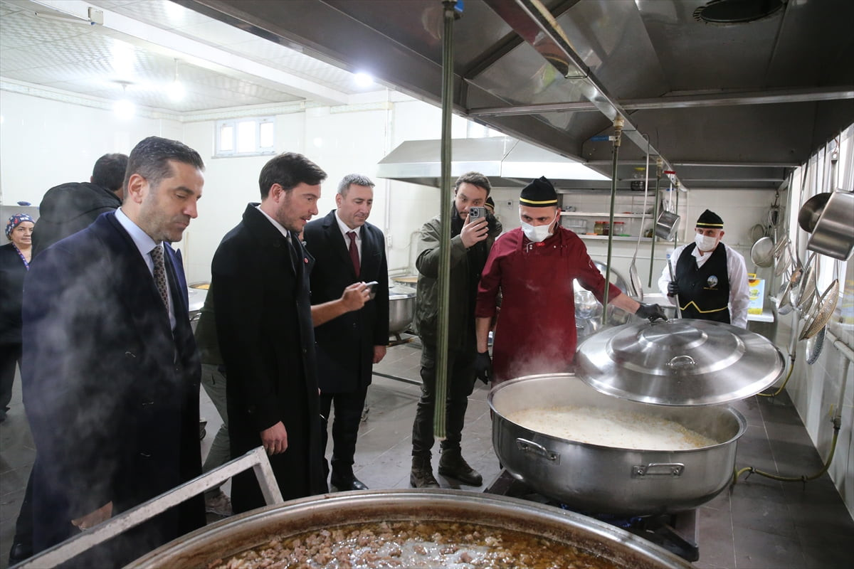 Tokat Belediyesi iftar çadırlarında her gün 5 bin kişi ağırlanacak. Tokat Belediye Başkanı Mehmet...