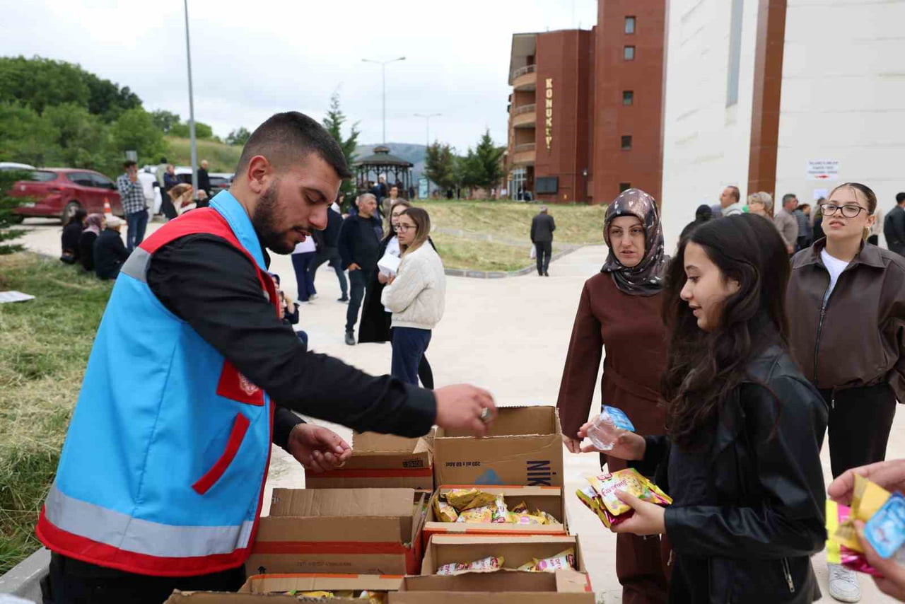 TOKAT BELEDİYESİ, YKS HEYECANI YAŞAYAN ÖĞRENCİLER VE AİLELERİNE SINAV MERKEZLERİNDE ÜCRETSİZ...